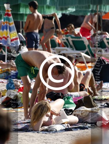 ibiza 2 augustus 2015
Noortje Herlaar met (een) vriend op het meest romantische strandje van ibiza , Beniras. Op Beniras wordt altijd muziek gemaakt tijdens de zonsondergang.