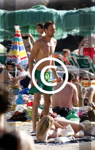 ibiza 2 augustus 2015
Noortje Herlaar met (een) vriend op het meest romantische strandje van ibiza , Beniras. Op Beniras wordt altijd muziek gemaakt tijdens de zonsondergang.