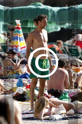 ibiza 2 augustus 2015
Noortje Herlaar met (een) vriend op het meest romantische strandje van ibiza , Beniras. Op Beniras wordt altijd muziek gemaakt tijdens de zonsondergang.