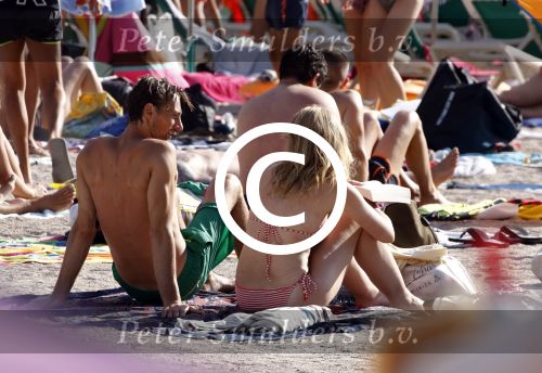 ibiza 2 augustus 2015
Noortje Herlaar met (een) vriend op het meest romantische strandje van ibiza , Beniras. Op Beniras wordt altijd muziek gemaakt tijdens de zonsondergang.