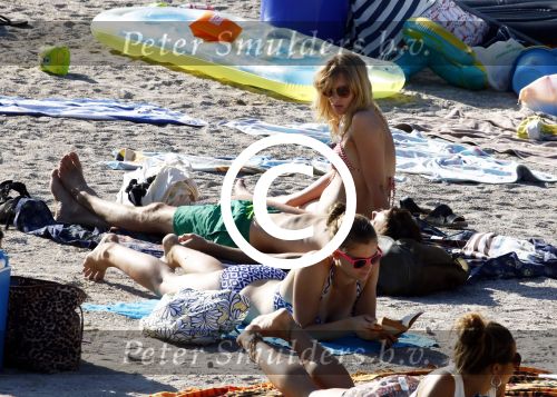 ibiza 2 augustus 2015
Noortje Herlaar met (een) vriend op het meest romantische strandje van ibiza , Beniras. Op Beniras wordt altijd muziek gemaakt tijdens de zonsondergang.