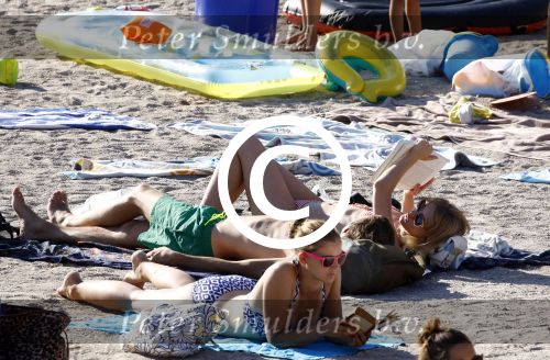 ibiza 2 augustus 2015
Noortje Herlaar met (een) vriend op het meest romantische strandje van ibiza , Beniras. Op Beniras wordt altijd muziek gemaakt tijdens de zonsondergang.