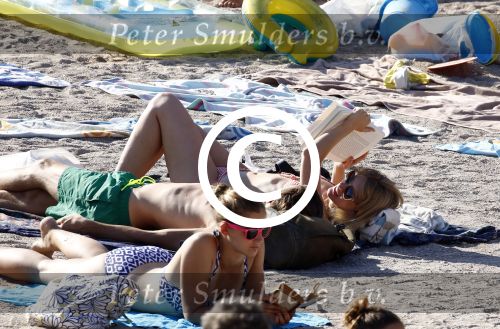 ibiza 2 augustus 2015
Noortje Herlaar met (een) vriend op het meest romantische strandje van ibiza , Beniras. Op Beniras wordt altijd muziek gemaakt tijdens de zonsondergang.