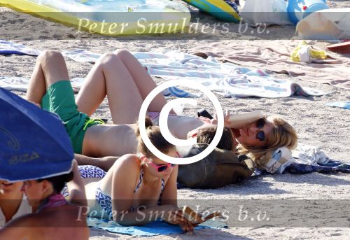 ibiza 2 augustus 2015
Noortje Herlaar met (een) vriend op het meest romantische strandje van ibiza , Beniras. Op Beniras wordt altijd muziek gemaakt tijdens de zonsondergang.