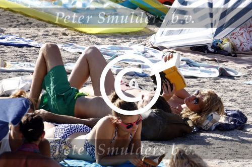 ibiza 2 augustus 2015
Noortje Herlaar met (een) vriend op het meest romantische strandje van ibiza , Beniras. Op Beniras wordt altijd muziek gemaakt tijdens de zonsondergang.