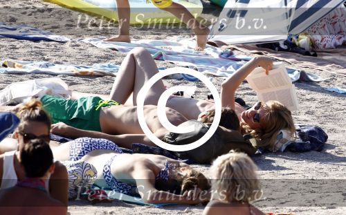 ibiza 2 augustus 2015
Noortje Herlaar met (een) vriend op het meest romantische strandje van ibiza , Beniras. Op Beniras wordt altijd muziek gemaakt tijdens de zonsondergang.