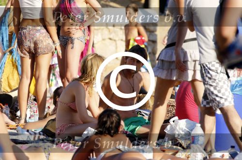ibiza 2 augustus 2015
Noortje Herlaar met (een) vriend op het meest romantische strandje van ibiza , Beniras. Op Beniras wordt altijd muziek gemaakt tijdens de zonsondergang.