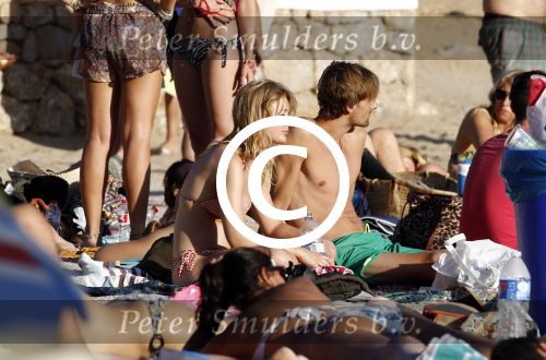 ibiza 2 augustus 2015
Noortje Herlaar met (een) vriend op het meest romantische strandje van ibiza , Beniras. Op Beniras wordt altijd muziek gemaakt tijdens de zonsondergang.