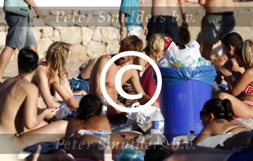 ibiza 2 augustus 2015
Noortje Herlaar met (een) vriend op het meest romantische strandje van ibiza , Beniras. Op Beniras wordt altijd muziek gemaakt tijdens de zonsondergang.