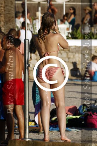 ibiza 2 augustus 2015
Noortje Herlaar met (een) vriend op het meest romantische strandje van ibiza , Beniras. Op Beniras wordt altijd muziek gemaakt tijdens de zonsondergang.