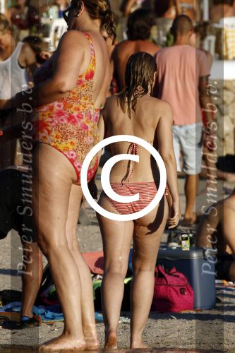 ibiza 2 augustus 2015
Noortje Herlaar met (een) vriend op het meest romantische strandje van ibiza , Beniras. Op Beniras wordt altijd muziek gemaakt tijdens de zonsondergang.