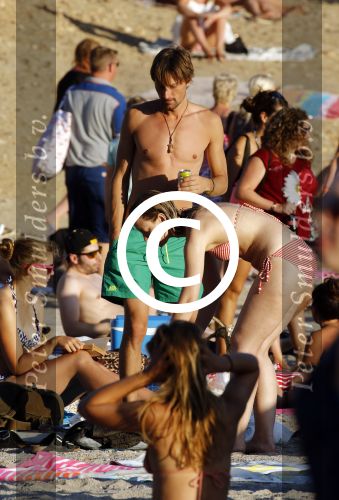 ibiza 2 augustus 2015
Noortje Herlaar met (een) vriend op het meest romantische strandje van ibiza , Beniras. Op Beniras wordt altijd muziek gemaakt tijdens de zonsondergang.