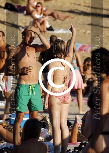 ibiza 2 augustus 2015
Noortje Herlaar met (een) vriend op het meest romantische strandje van ibiza , Beniras. Op Beniras wordt altijd muziek gemaakt tijdens de zonsondergang.