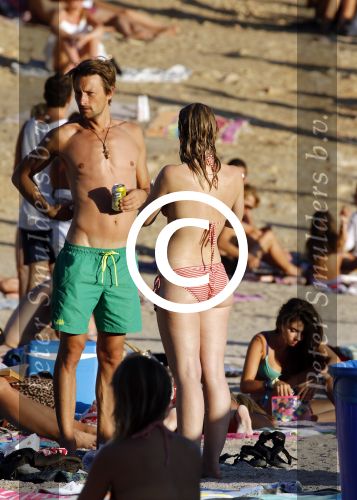 ibiza 2 augustus 2015
Noortje Herlaar met (een) vriend op het meest romantische strandje van ibiza , Beniras. Op Beniras wordt altijd muziek gemaakt tijdens de zonsondergang.