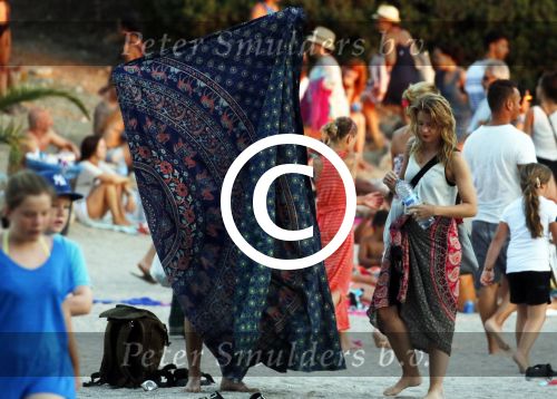 ibiza 2 augustus 2015
Noortje Herlaar met (een) vriend op het meest romantische strandje van ibiza , Beniras. Op Beniras wordt altijd muziek gemaakt tijdens de zonsondergang.