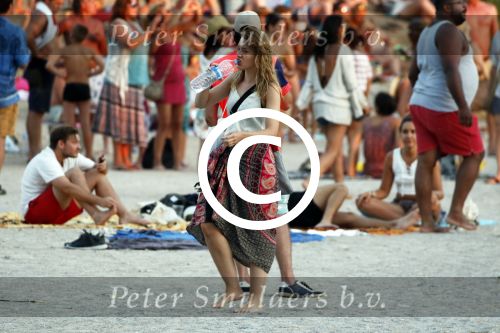 ibiza 2 augustus 2015
Noortje Herlaar met (een) vriend op het meest romantische strandje van ibiza , Beniras. Op Beniras wordt altijd muziek gemaakt tijdens de zonsondergang.