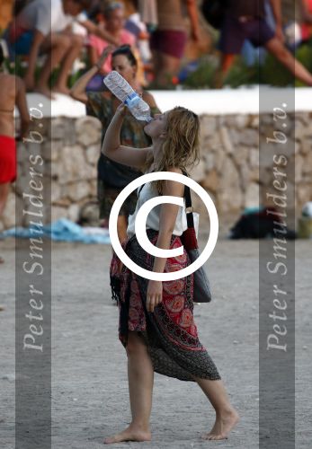 ibiza 2 augustus 2015
Noortje Herlaar met (een) vriend op het meest romantische strandje van ibiza , Beniras. Op Beniras wordt altijd muziek gemaakt tijdens de zonsondergang.