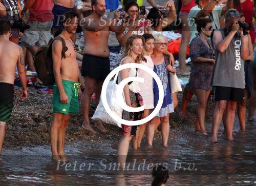 ibiza 2 augustus 2015
Noortje Herlaar met (een) vriend op het meest romantische strandje van ibiza , Beniras. Op Beniras wordt altijd muziek gemaakt tijdens de zonsondergang.