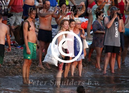 ibiza 2 augustus 2015
Noortje Herlaar met (een) vriend op het meest romantische strandje van ibiza , Beniras. Op Beniras wordt altijd muziek gemaakt tijdens de zonsondergang.