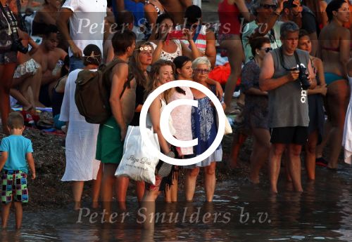 ibiza 2 augustus 2015
Noortje Herlaar met (een) vriend op het meest romantische strandje van ibiza , Beniras. Op Beniras wordt altijd muziek gemaakt tijdens de zonsondergang.