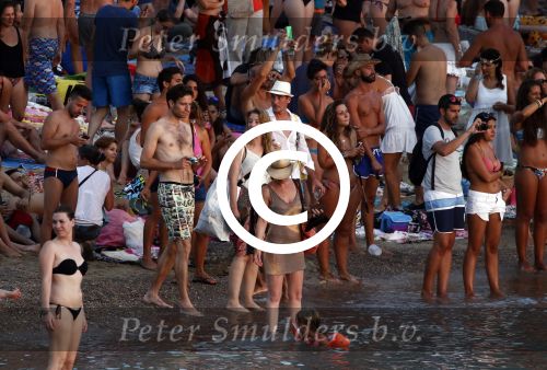 ibiza 2 augustus 2015
Noortje Herlaar met (een) vriend op het meest romantische strandje van ibiza , Beniras. Op Beniras wordt altijd muziek gemaakt tijdens de zonsondergang.
