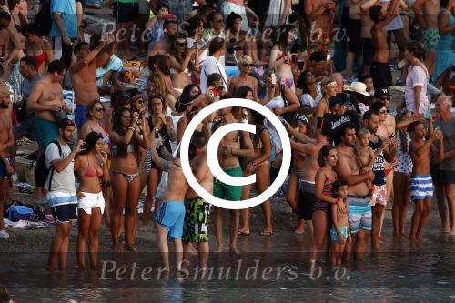 ibiza 2 augustus 2015
Noortje Herlaar met (een) vriend op het meest romantische strandje van ibiza , Beniras. Op Beniras wordt altijd muziek gemaakt tijdens de zonsondergang.