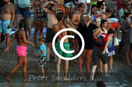 ibiza 2 augustus 2015
Noortje Herlaar met (een) vriend op het meest romantische strandje van ibiza , Beniras. Op Beniras wordt altijd muziek gemaakt tijdens de zonsondergang.