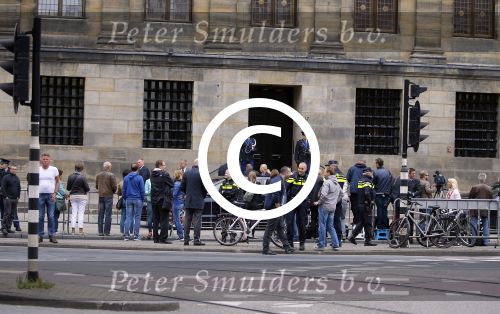 Amsterdam 16 juni 2015
Prinses Beatrix en Koning Willem Alexander arriveren bij het paleis op de dam. publiek pers en politie