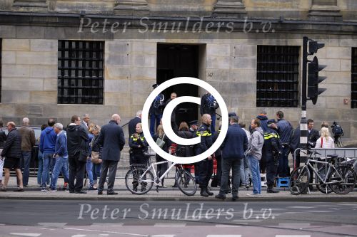 Amsterdam 16 juni 2015
Prinses Beatrix en Koning Willem Alexander arriveren bij het paleis op de dam. publiek pers en politie