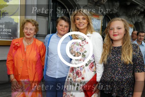 Amsterdam 25 juni 2015 
Premiere circus in carre. Pernille la Lau met moeder en kinderen