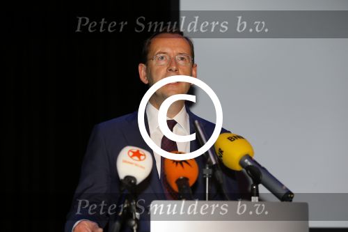 Amsterdam 19 juni 2015
Joop v d Ende geeft persconferentie dat hij 60% van Stage entertainment heeft verkocht aan CVC Capital. Jannine v d Ende is natuurlijk aanwezig. CEO van Stage Peter O\'keeffe