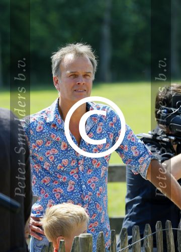 Amsterdam 10 juni 2015
Premiere Apenstreken bij kinderboederij in amsterdamse bos met oa Yvon Jaspers en Kim Lian v d Meij. Yvon met man en kinderen