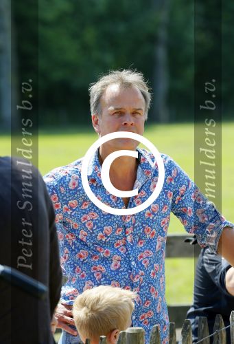 Amsterdam 10 juni 2015
Premiere Apenstreken bij kinderboederij in amsterdamse bos met oa Yvon Jaspers en Kim Lian v d Meij. Yvon met man en kinderen