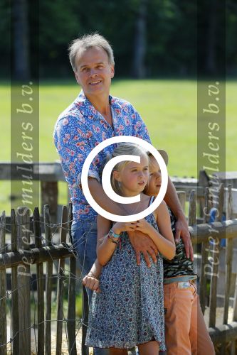 Amsterdam 10 juni 2015
Premiere Apenstreken bij kinderboederij in amsterdamse bos met oa Yvon Jaspers en Kim Lian v d Meij. Yvon met man en kinderen