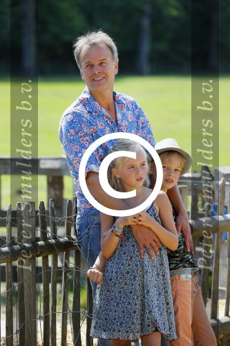 Amsterdam 10 juni 2015
Premiere Apenstreken bij kinderboederij in amsterdamse bos met oa Yvon Jaspers en Kim Lian v d Meij. Yvon met man en kinderen
