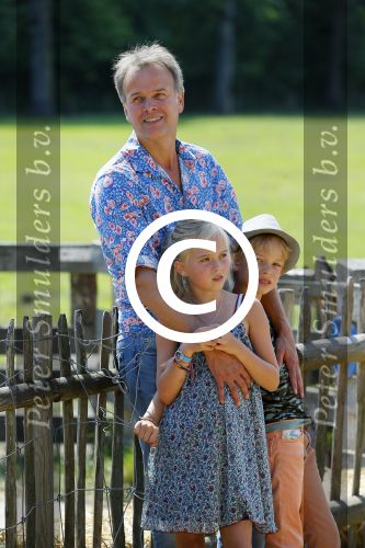 Amsterdam 10 juni 2015
Premiere Apenstreken bij kinderboederij in amsterdamse bos met oa Yvon Jaspers en Kim Lian v d Meij. Yvon met man en kinderen