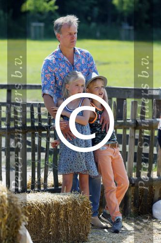 Amsterdam 10 juni 2015
Premiere Apenstreken bij kinderboederij in amsterdamse bos met oa Yvon Jaspers en Kim Lian v d Meij. Yvon met man en kinderen