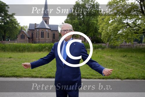 Haarzuilens 17 juni 2015
Haringparty op kasteel de Haar. Pieter v Vollenhoven met zoon Floris en ...