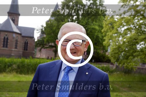 Haarzuilens 17 juni 2015
Haringparty op kasteel de Haar. Pieter v Vollenhoven met zoon Floris en ...
