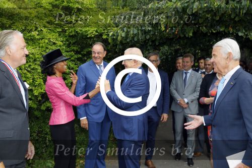 Haarzuilens 17 juni 2015
Haringparty op kasteel de Haar. Pieter v Vollenhoven met zoon Floris en ...