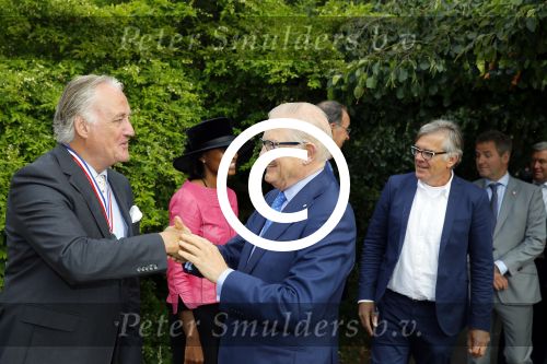 Haarzuilens 17 juni 2015
Haringparty op kasteel de Haar. Pieter v Vollenhoven met zoon Floris en ...