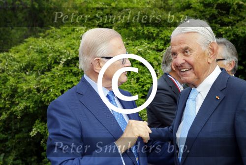 Haarzuilens 17 juni 2015
Haringparty op kasteel de Haar. Pieter v Vollenhoven met zoon Floris en ...