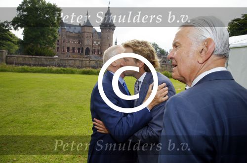 Haarzuilens 17 juni 2015
Haringparty op kasteel de Haar. Pieter v Vollenhoven met zoon Floris en ...