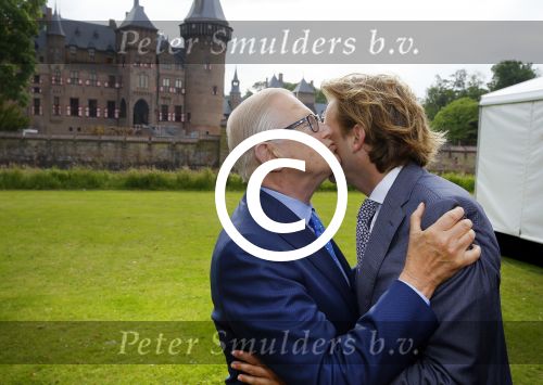 Haarzuilens 17 juni 2015
Haringparty op kasteel de Haar. Pieter v Vollenhoven met zoon Floris en ...
