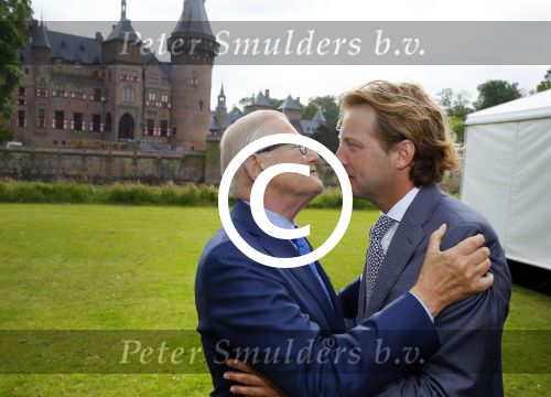 Haarzuilens 17 juni 2015
Haringparty op kasteel de Haar. Pieter v Vollenhoven met zoon Floris en ...