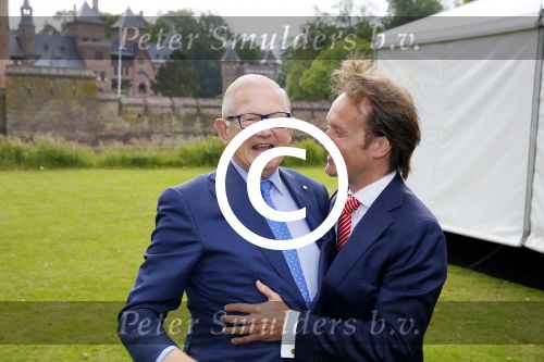 Haarzuilens 17 juni 2015
Haringparty op kasteel de Haar. Pieter v Vollenhoven met zoon Floris en ...