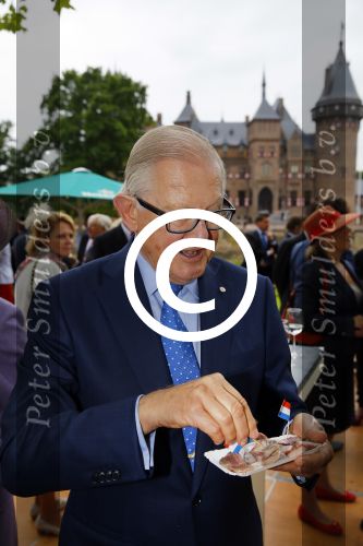 Haarzuilens 17 juni 2015
Haringparty op kasteel de Haar. Pieter v Vollenhoven met zoon Floris en ...