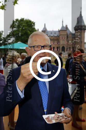 Haarzuilens 17 juni 2015
Haringparty op kasteel de Haar. Pieter v Vollenhoven met zoon Floris en ...