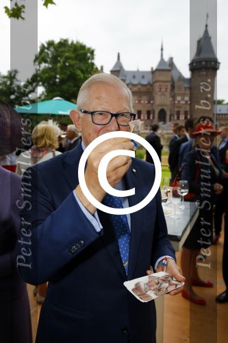 Haarzuilens 17 juni 2015
Haringparty op kasteel de Haar. Pieter v Vollenhoven met zoon Floris en ...