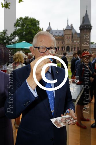 Haarzuilens 17 juni 2015
Haringparty op kasteel de Haar. Pieter v Vollenhoven met zoon Floris en ...